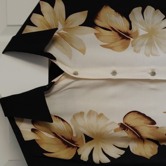 Oxide Sport Men's US L Button Down Tropical Shirt in Black, White, and Cream - Picture 3 of 8